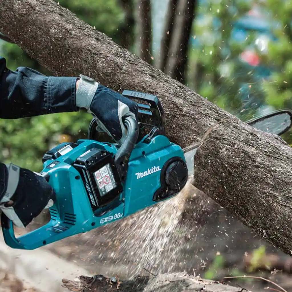 Makita 36V (18Vx2) Brushless Chainsaw 400mm Skin DUC400Z